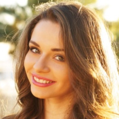 Portrait of customer Laura K.