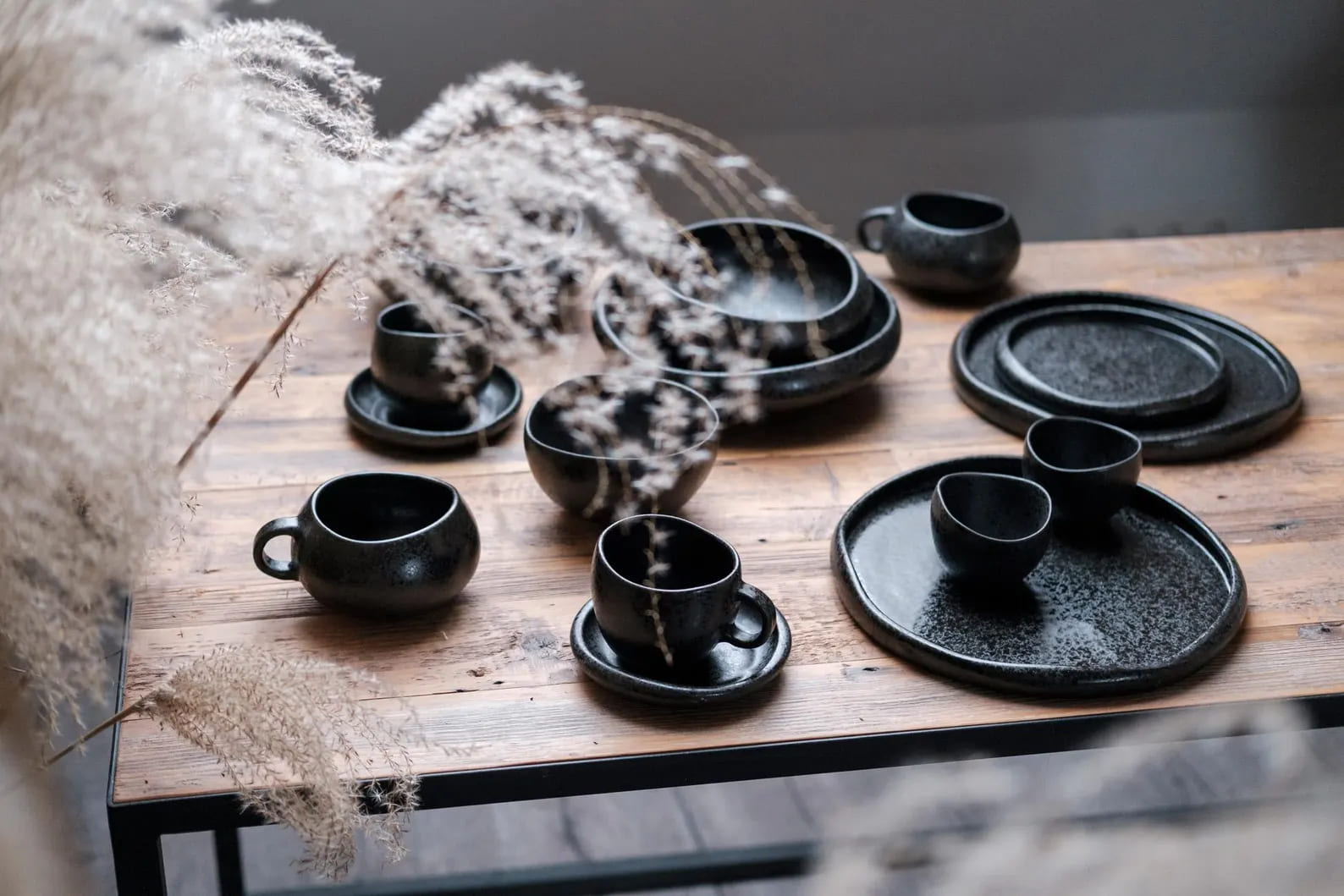 Dark stoneware coffee mug with natural handle